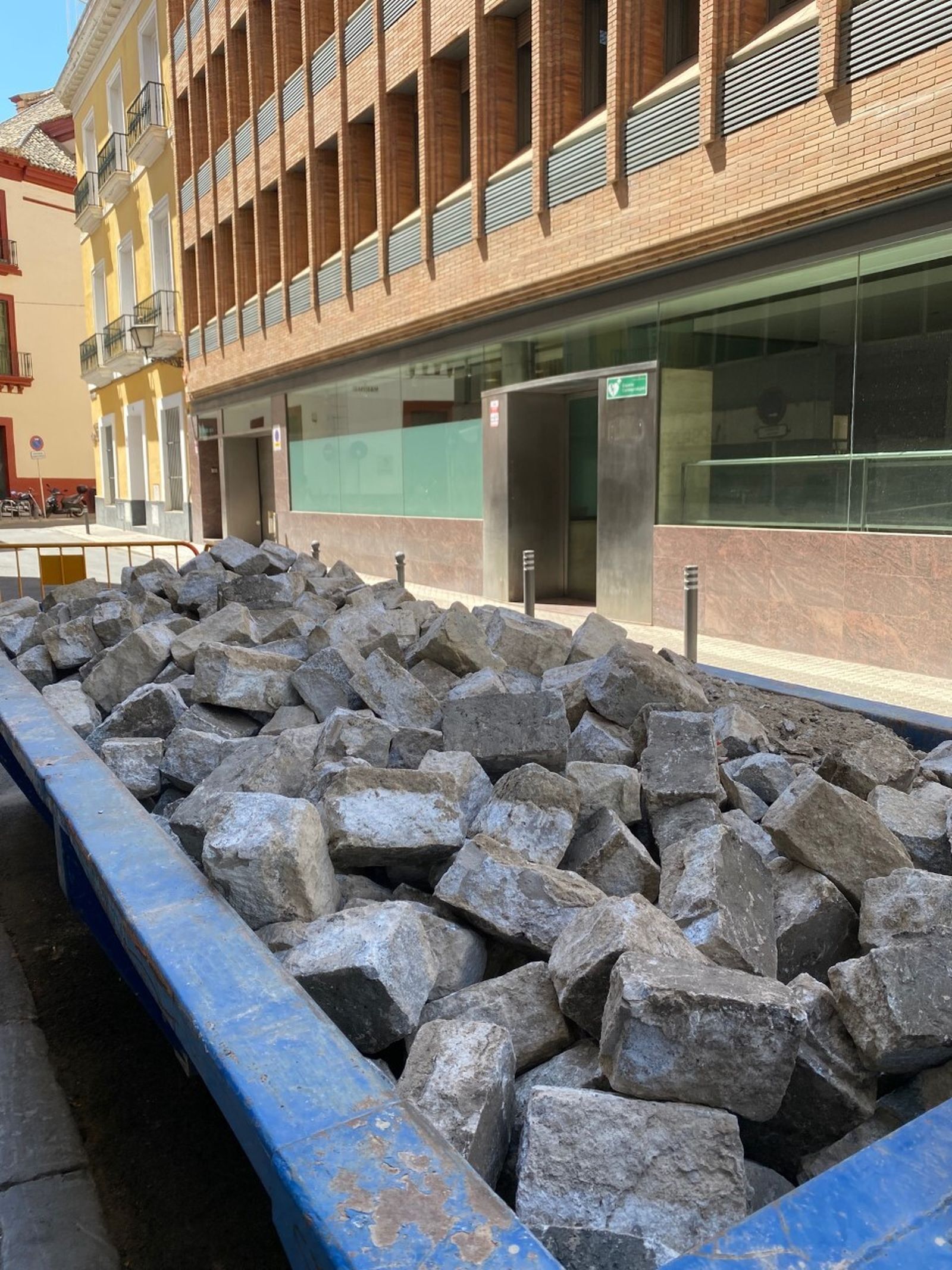 Los adoquines retirados en las obras.
