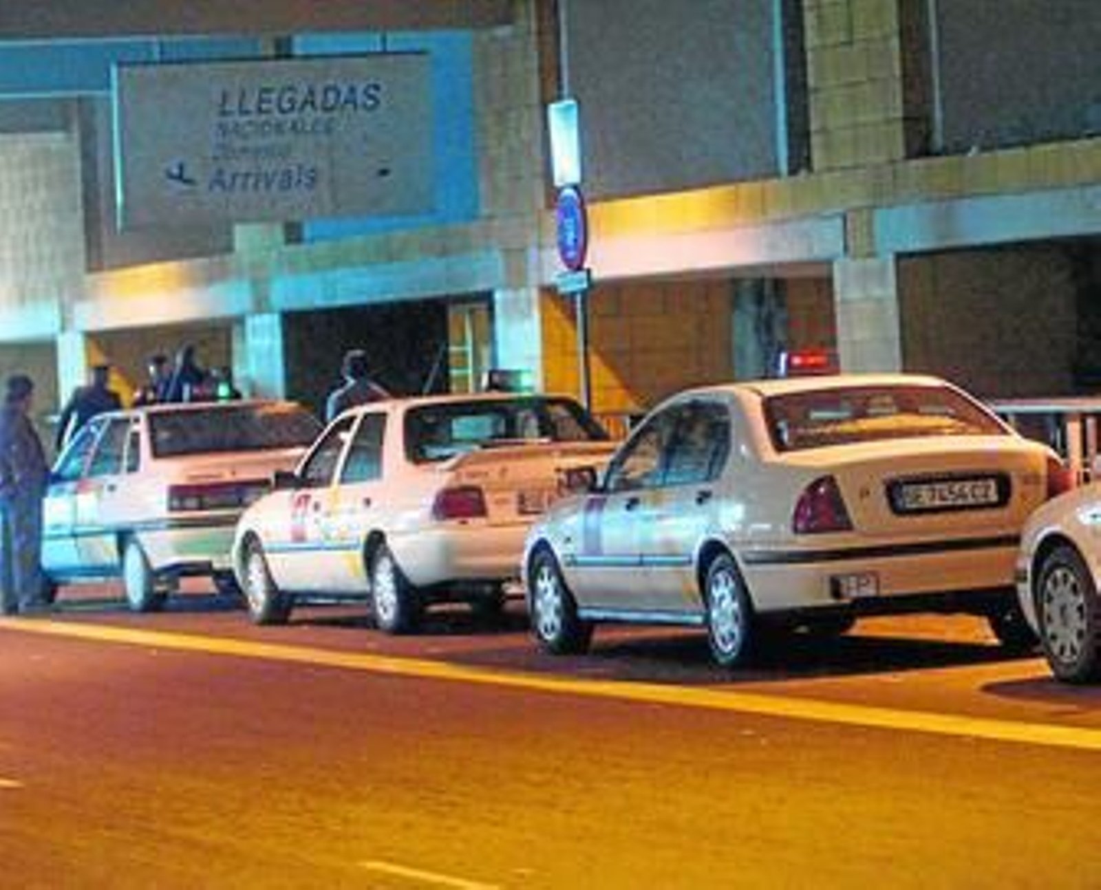 Varios taxis estacionados en la parada del aeropuerto de San Pablo, en una imagen de archivo.