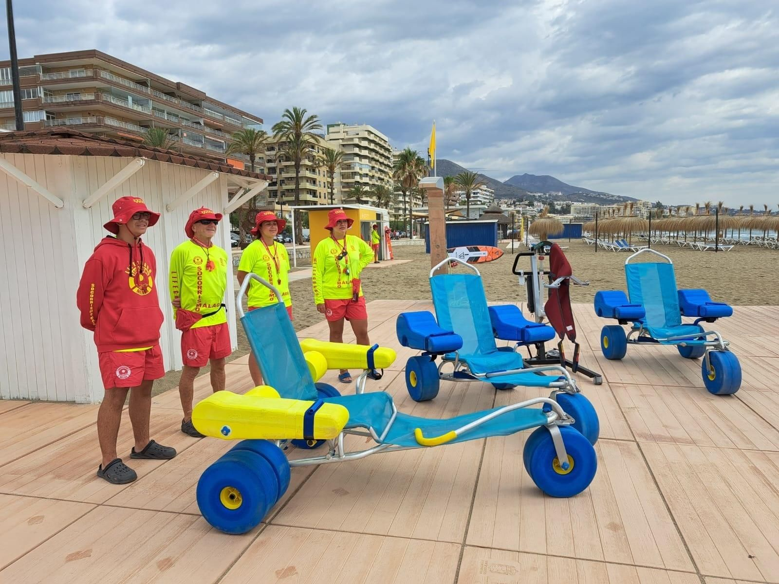 Perosnal del servicio de salvamento y socorrismo dedicado a personas con movilidad reducida.