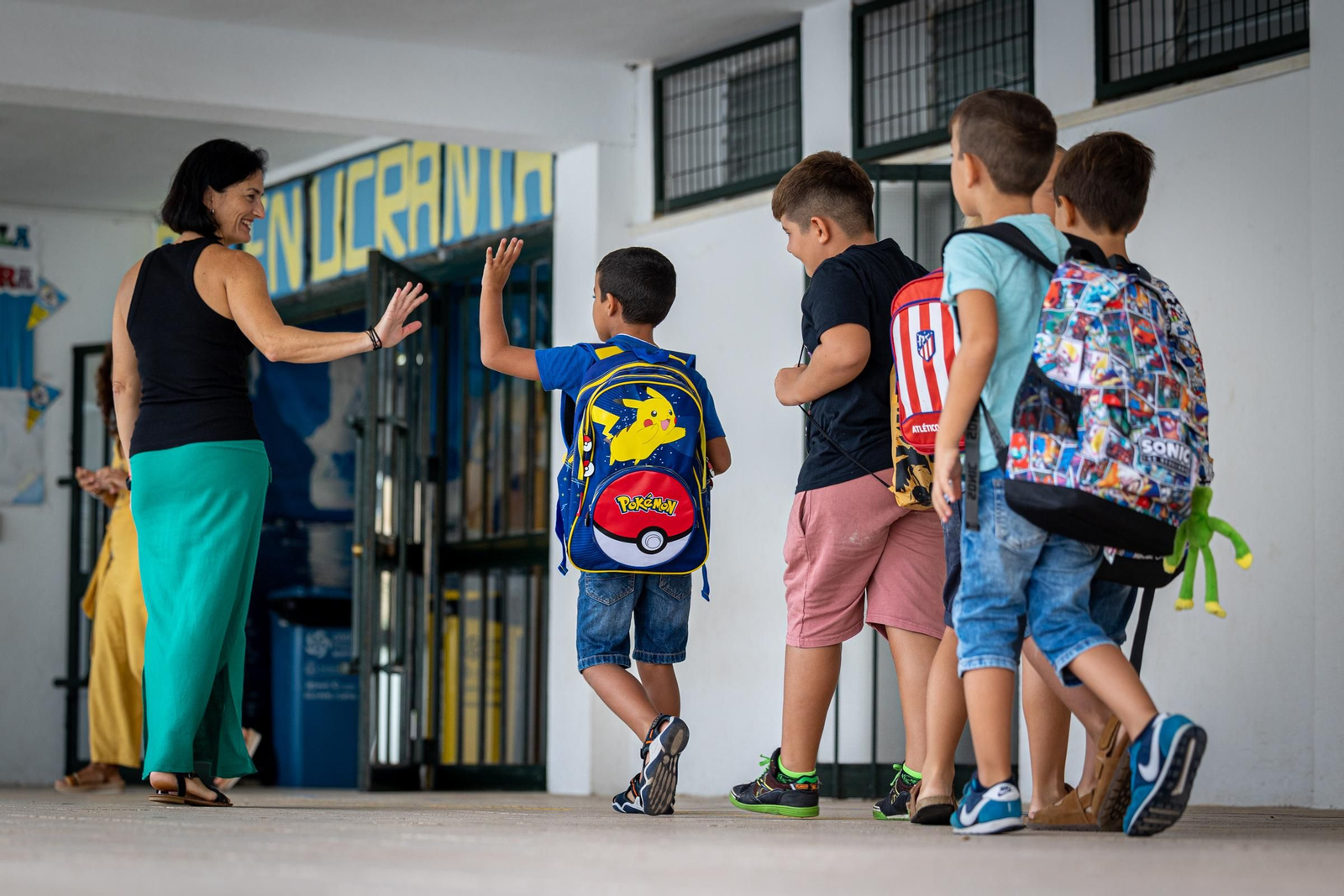 Una profesora del CEIP Fermín Salvochea recibe a un grupo de alumnos.