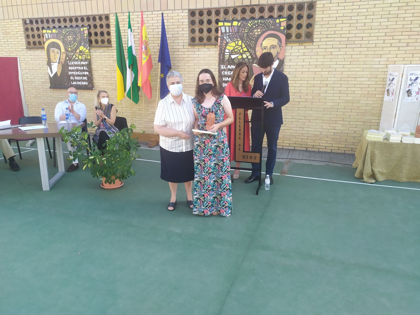 La alumna Silvia Barnes Franco, al recoger el premio.