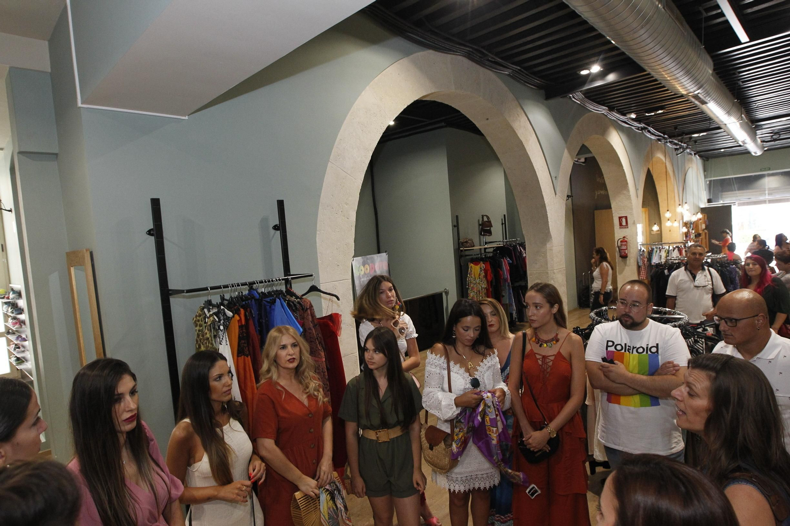 Fotogalería influencers en tienda Koopera Store Caritas Almería