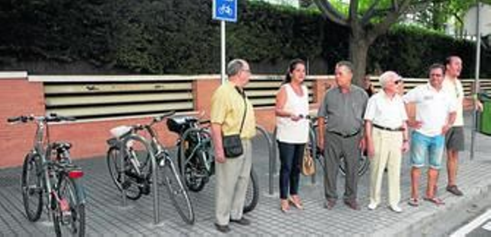 Ana Tamayo, con vecinos de la Asociación Al-Andalus, del Parque Cruz Conde, en una de las calles cercanas al nuevo colegio.
