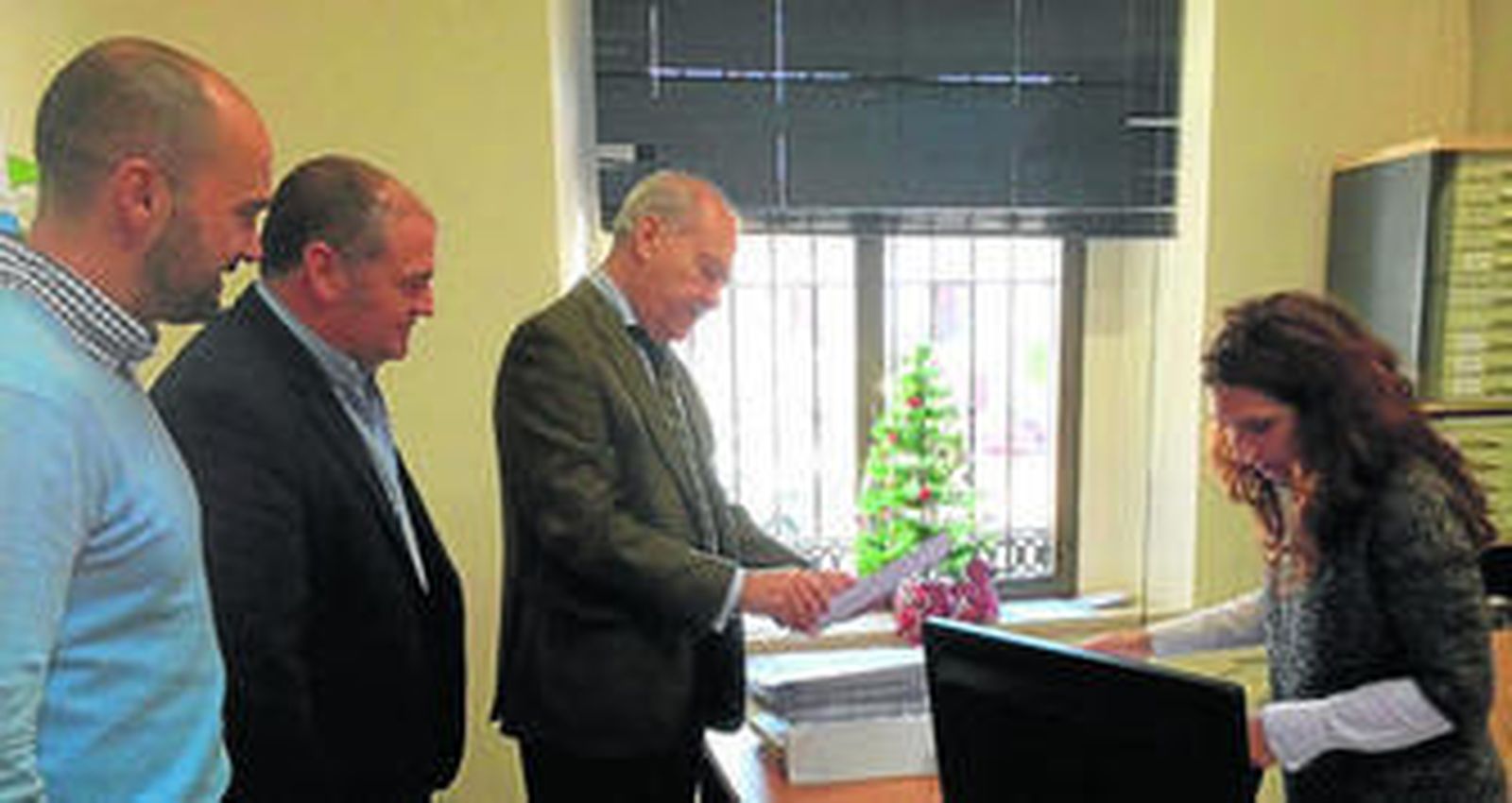 Jorge Ramos (segundo por la izquierda), ayer junto a Jorge Romero en Los Barrios.