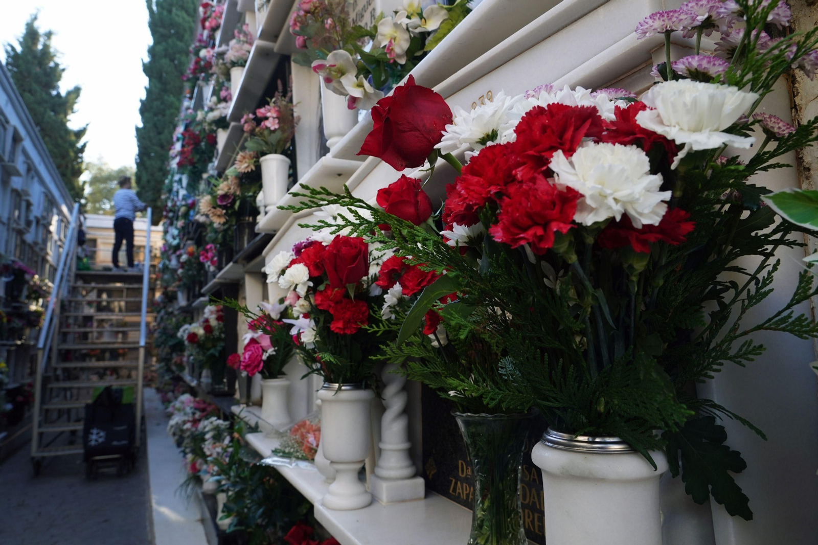 Día de Todos los Santos en Málaga: flores para recordar a los que ya no están