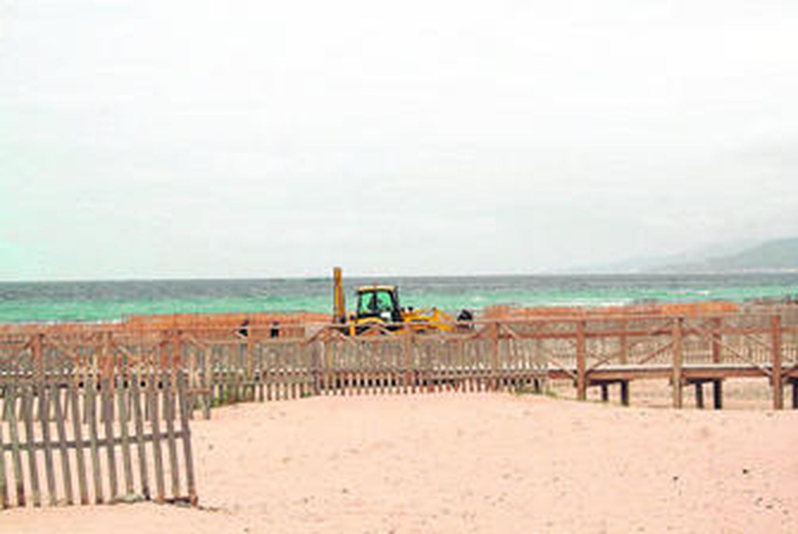 Trabajos de reposición de la pasarela de Los Lances tras los temporales del año pasado.