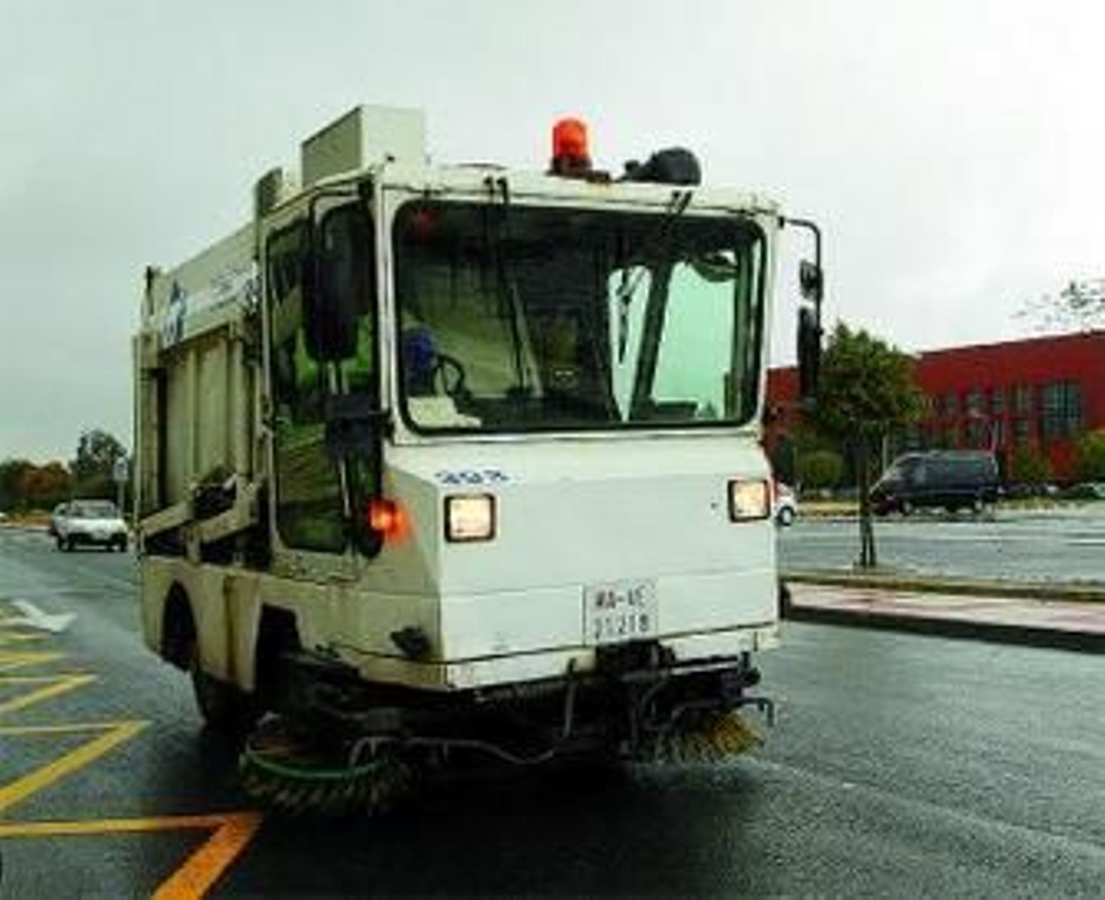 Una barredora limpia una calle.
