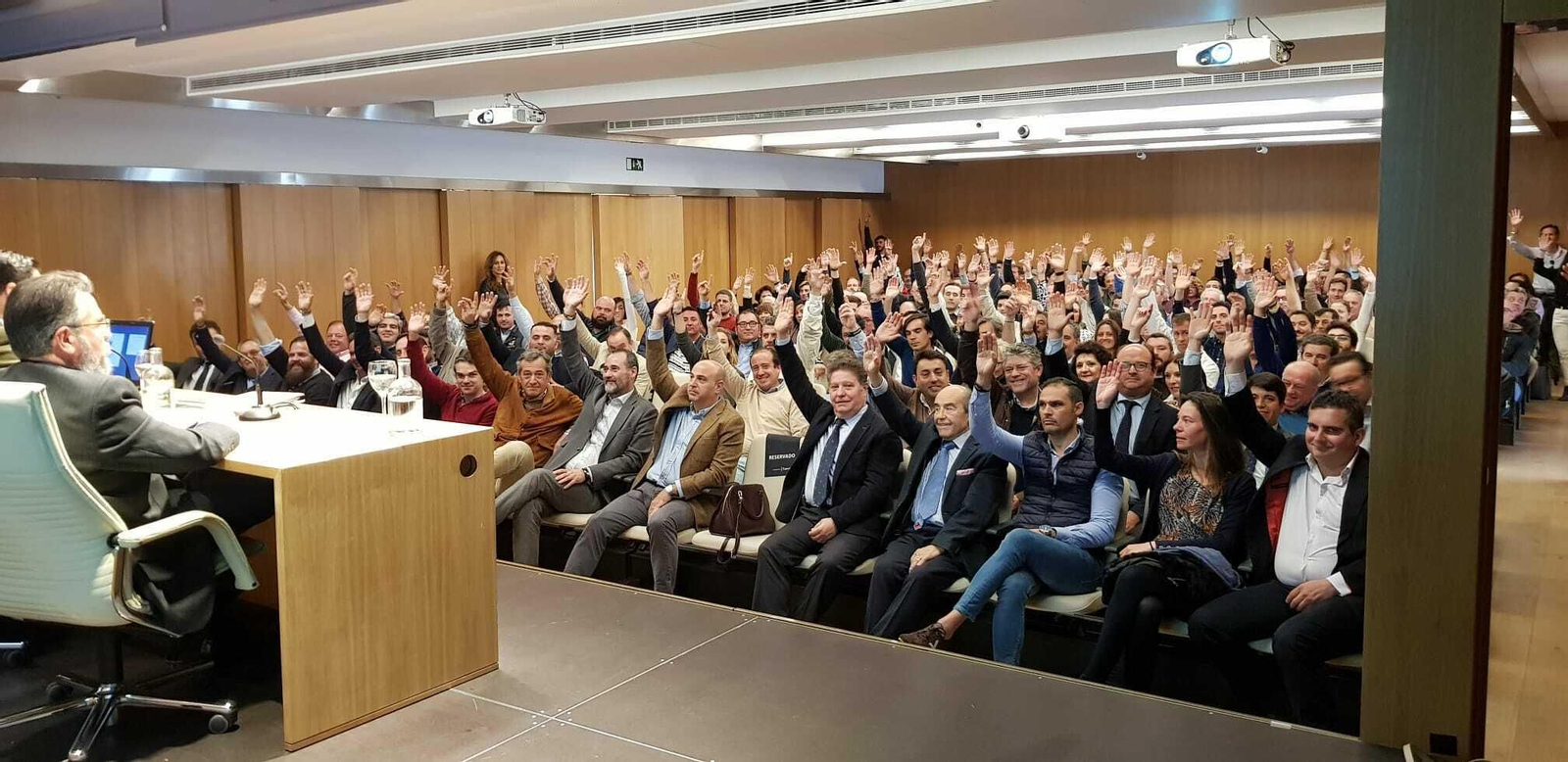 Votación durante la asamblea general extraordinaria celebrada ayer por los hosteleros de la ciudad.