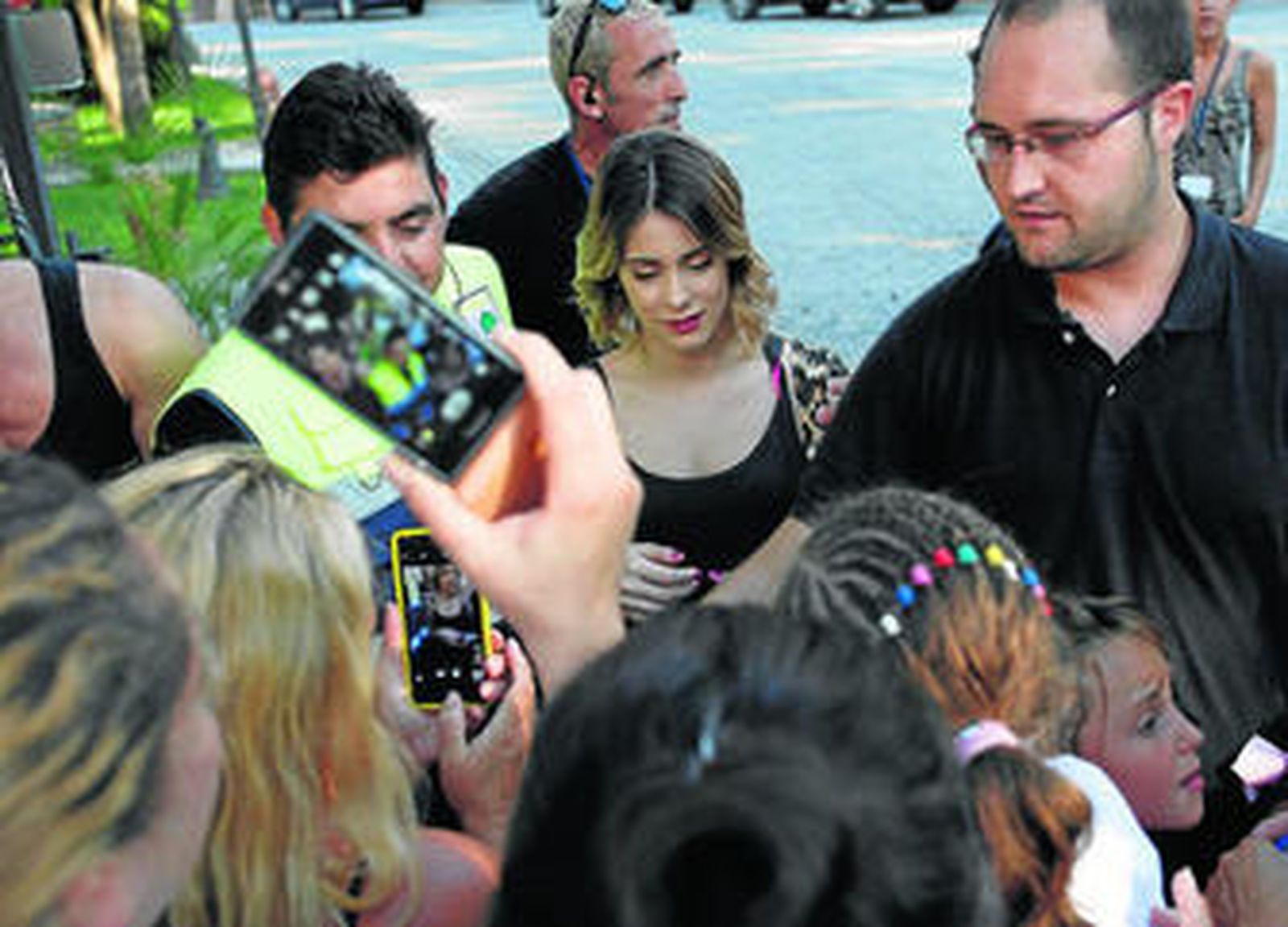 La cantante, escolatada y rodeada de fans esta semana en la puerta del Hotel Alfonso XIII.