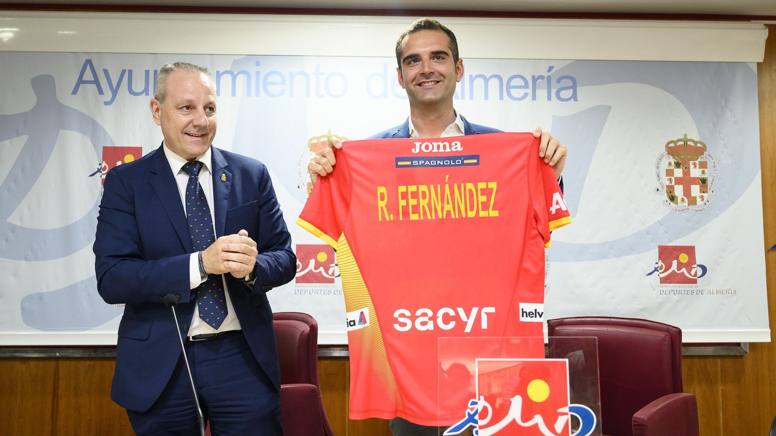 El alcalde, con la camiseta de la selección.