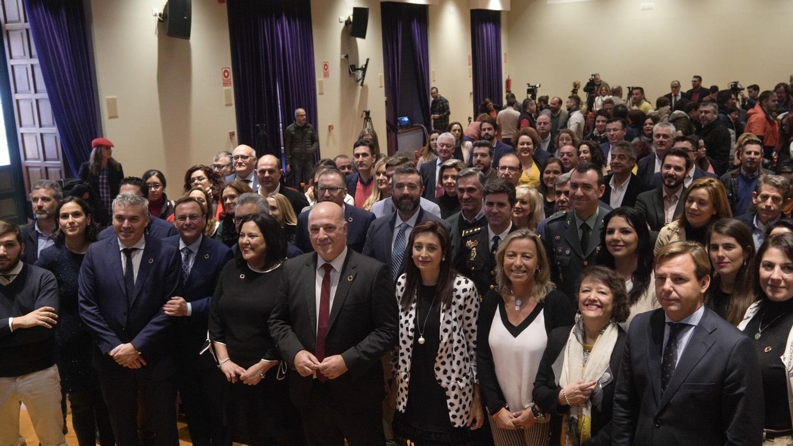 Dirigentes institucionales en la inauguración de la muestra.