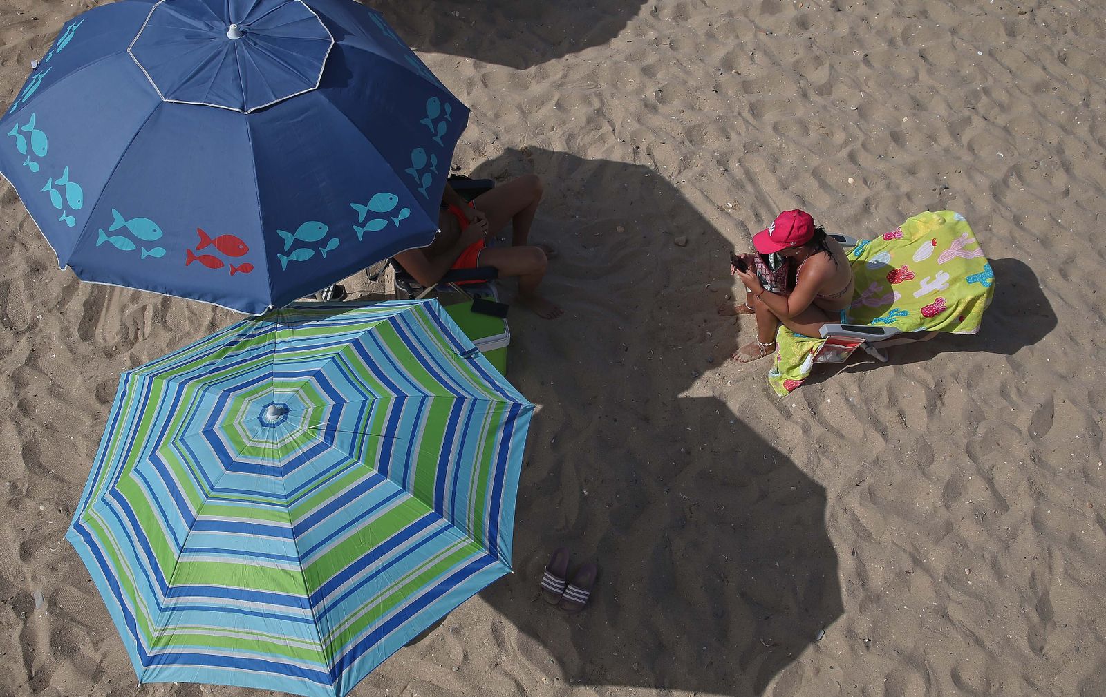 La playa de Getares abarrotada este domingo, en imágenes