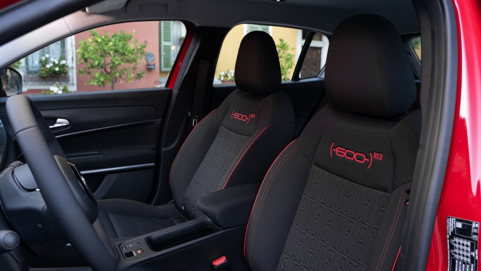 Son los detalles y tapicerías los que en mayor medida marcan las diferencias de aspecto entre ambos niveles del 600e.