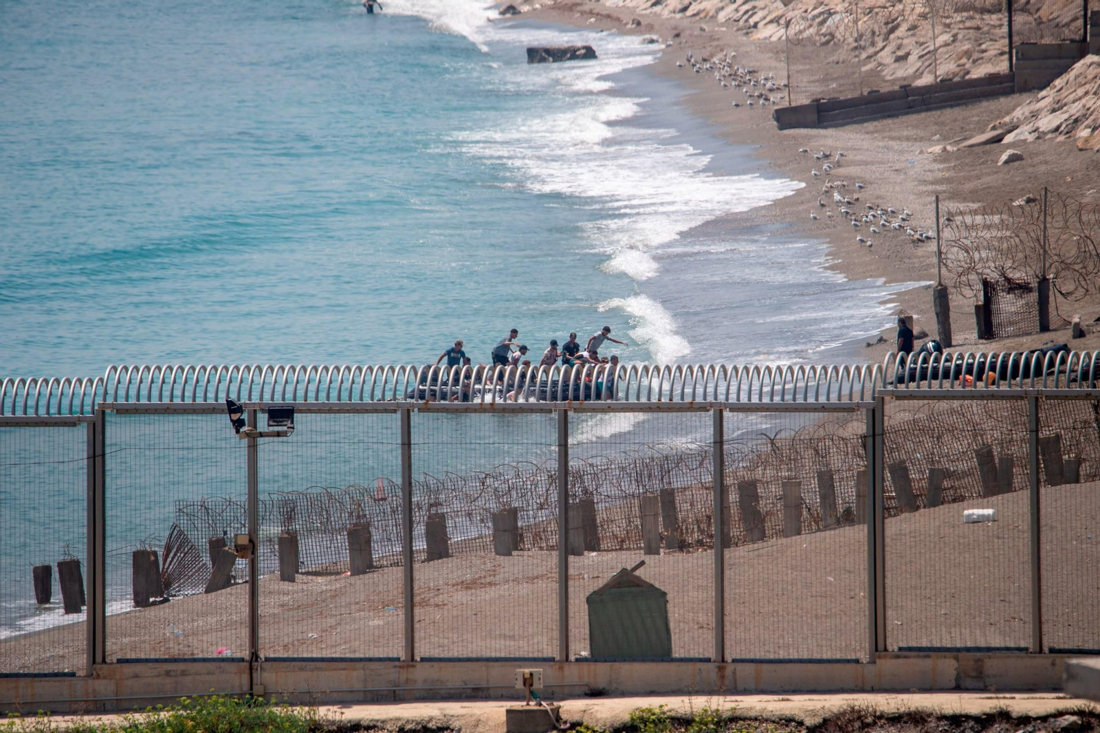 Una embarcación intenta entrar en Ceuta, este fin de semana.