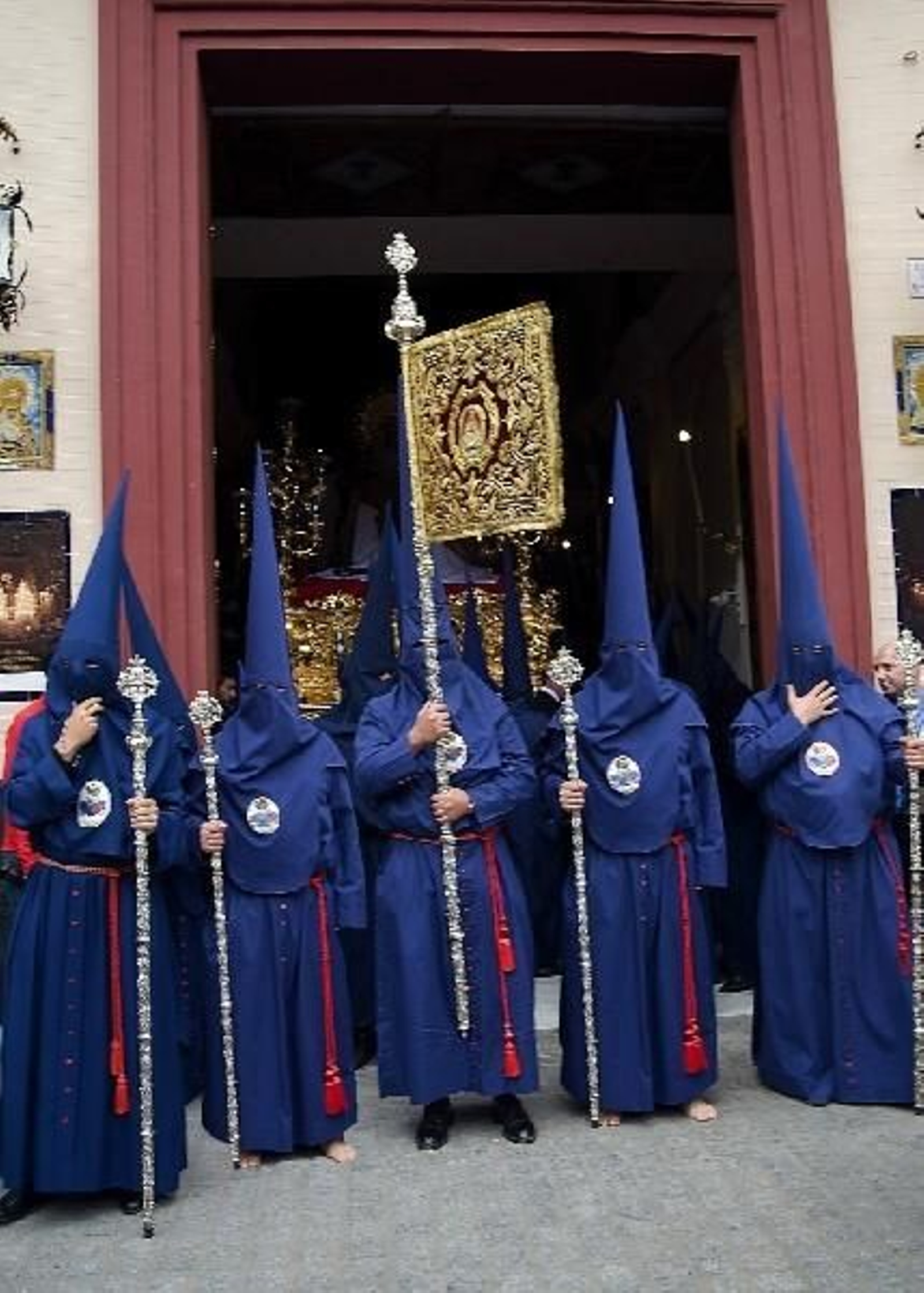 La cofradía del Baratillo porta un guión con las armas de la Real Maestranza