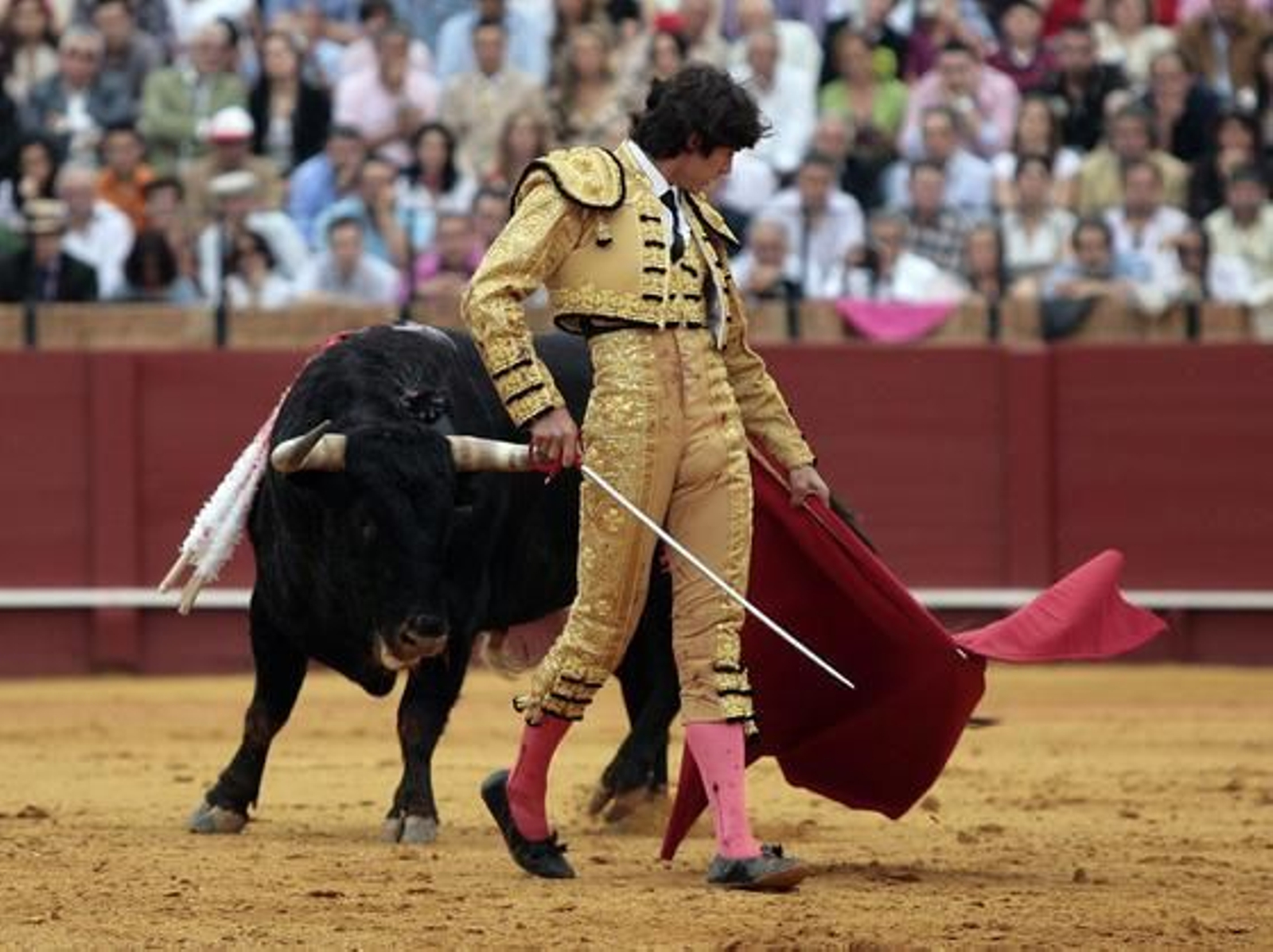 El francés Castella con el cuarto toro de la tarde.

Foto: Juan Carlos Muñoz