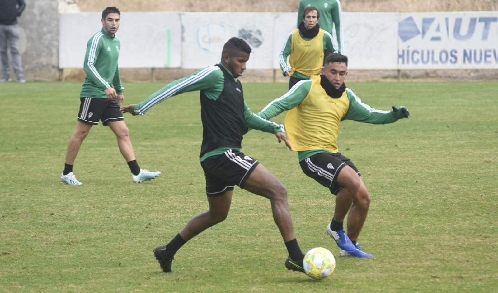 Sebastián Castro intenta robar el balón a Fidel Escobar en un entrenamiento. Sebastián Castro intenta robar el balón a Fidel Escobar en un entrenamiento.