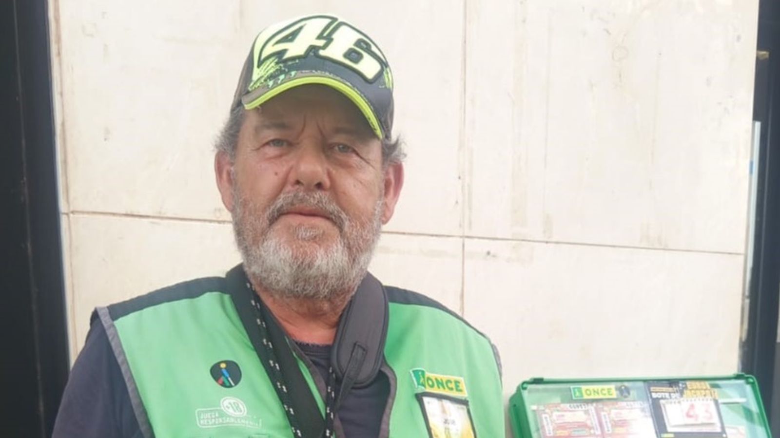 El vendedor José Fernández Gutiérrez, en su punto de venta en El Puerto.