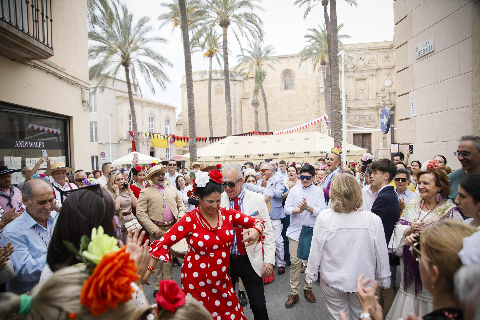 Imágenes de la salida  del Rocío desde la Catedral de Almería