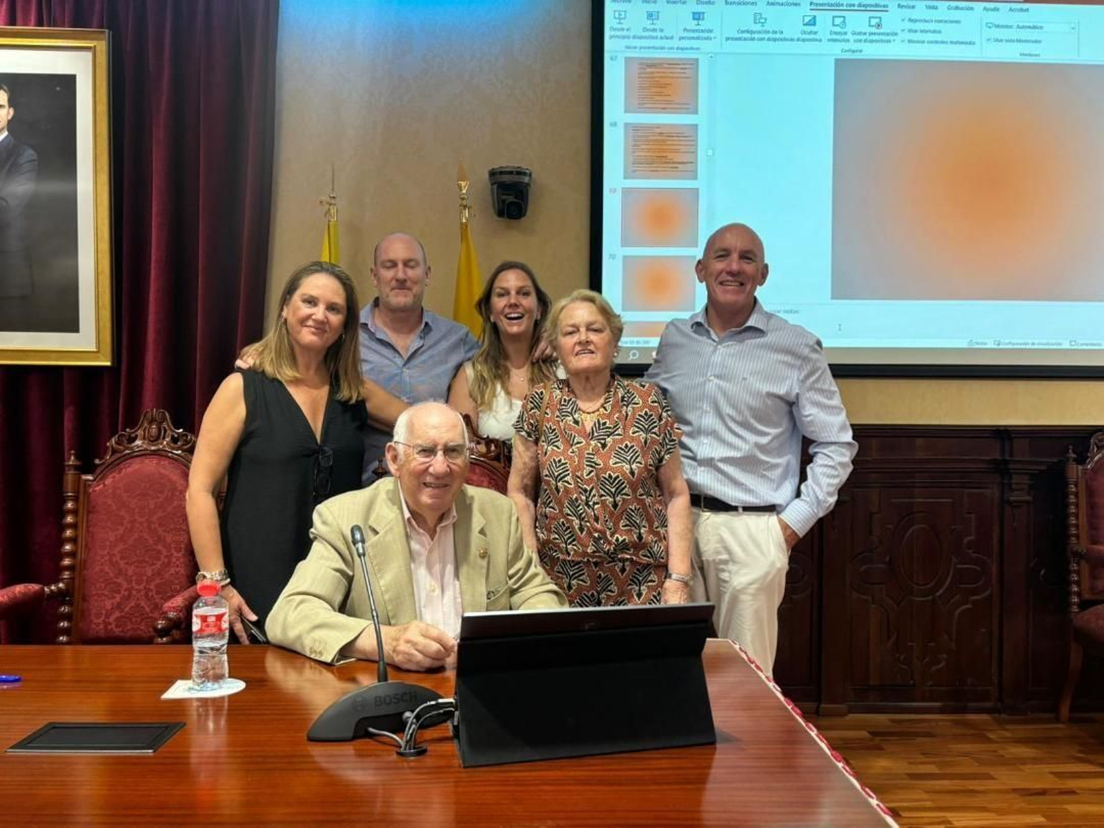Justo Juliá y Marisa Acosta con sus hijos tras finalizar la presentación del libro en el Salón de Grados.