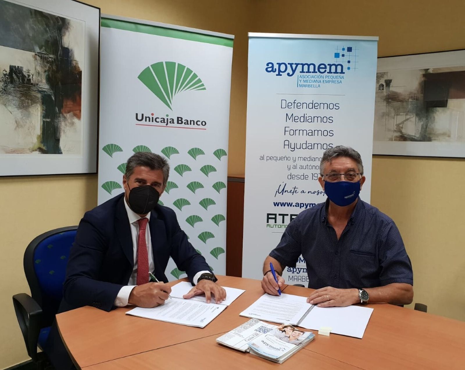 Firma del acuerdo entre Unicaja y empresarios y pymes de Apymem de Marbella