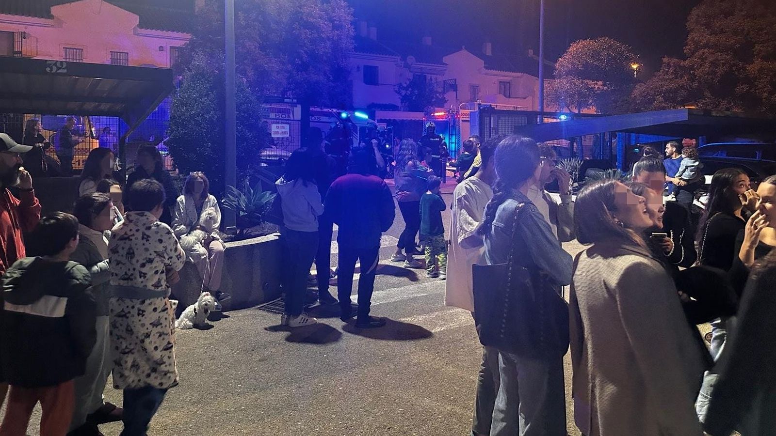 Vecinos de la urbanización Vistalegre, tras ser desalojados.