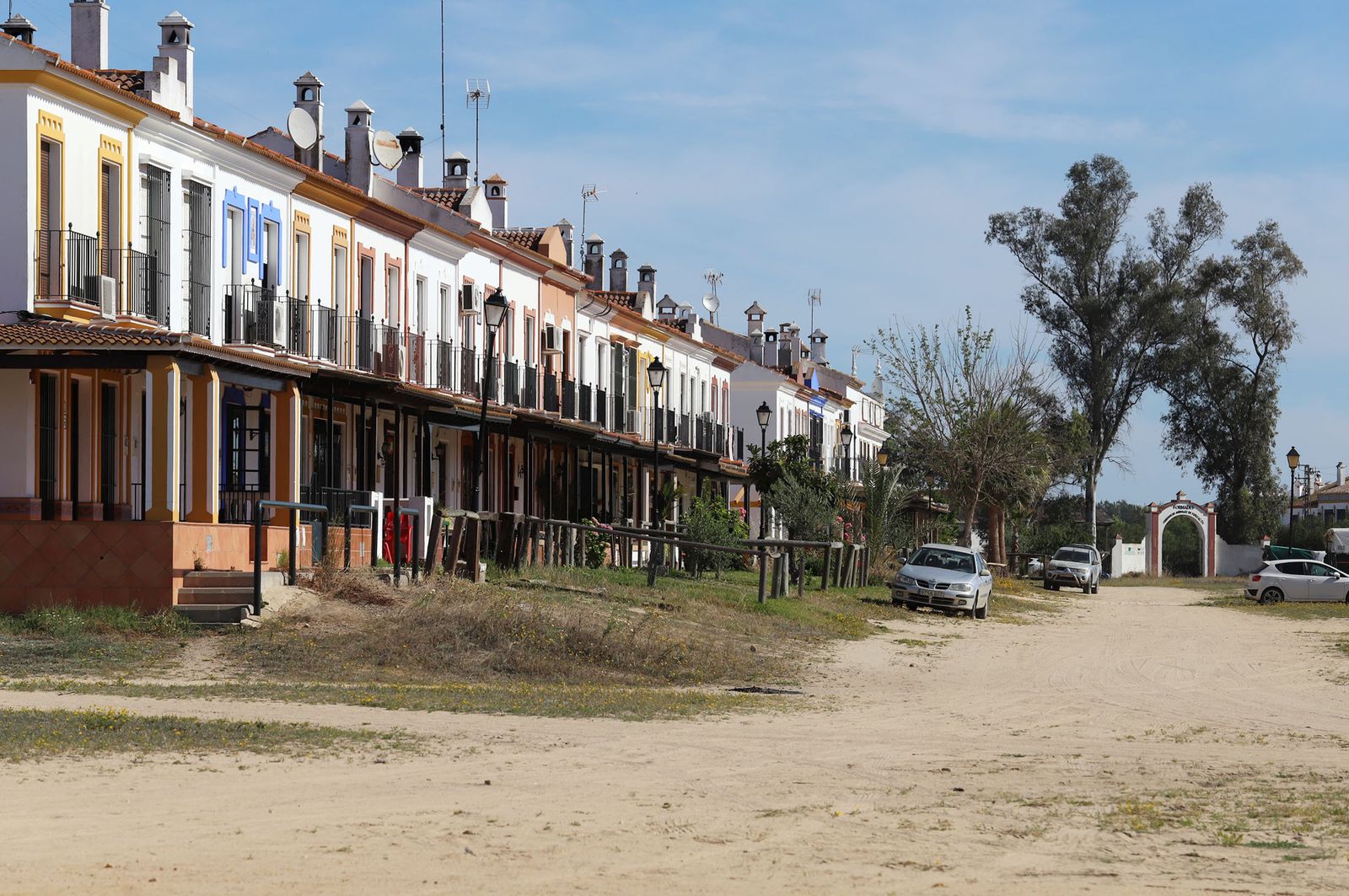 Casas de El Rocío, con sus típicos porches.