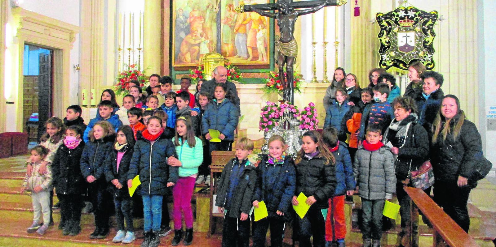Los niños que realizan la Catequesis en San Sebastián se hicieron esta foto de familia a los pies del Cristo del Escucha.