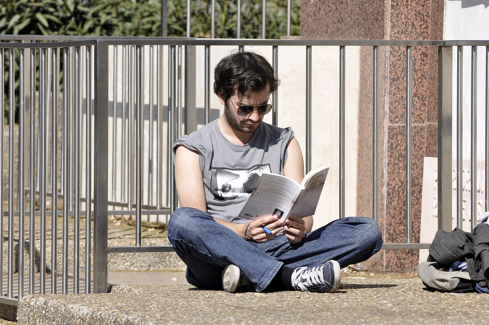 Hombre leyendo un libro acompañado del buen tiempo