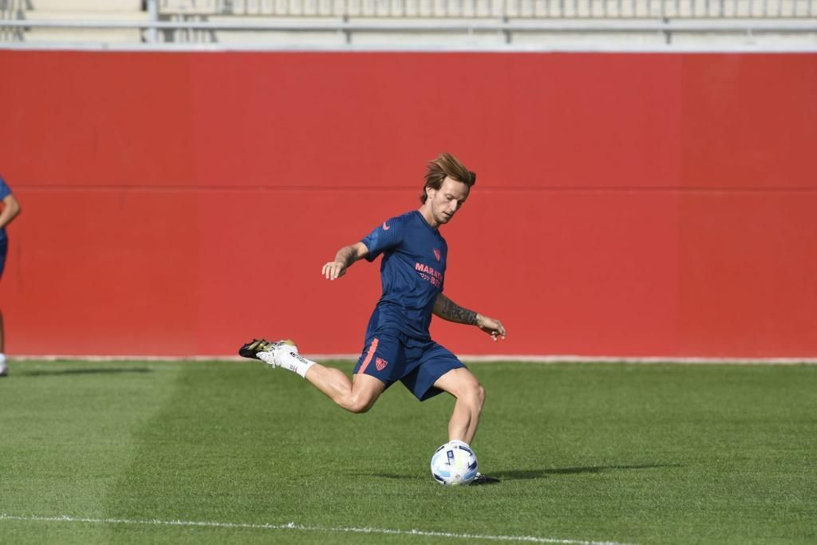 Raskitic golpea el balón en la sesión del martes, antes del viaje a Budapest.