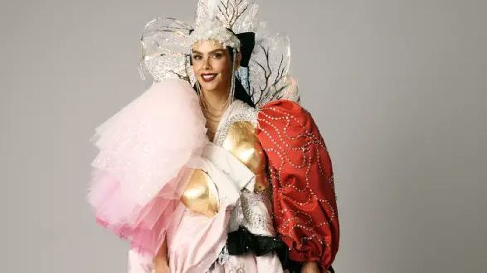 Pedroche con su tiara y capa