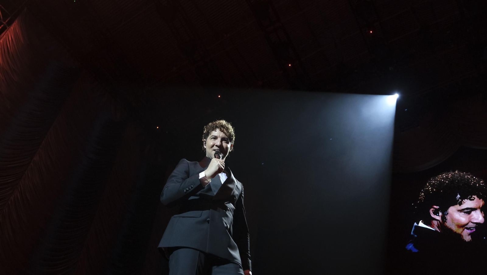 David Bisbal enamora a su Almería en el inicio de la gira 'Todo es Posible en Navidad', en fotografías