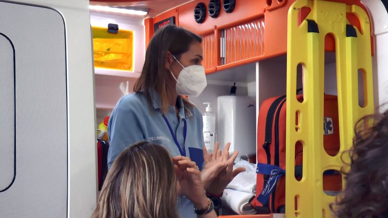 Juani Torres, Técnico de Emergencias Sanitarias, durante la explicación de su trabajo