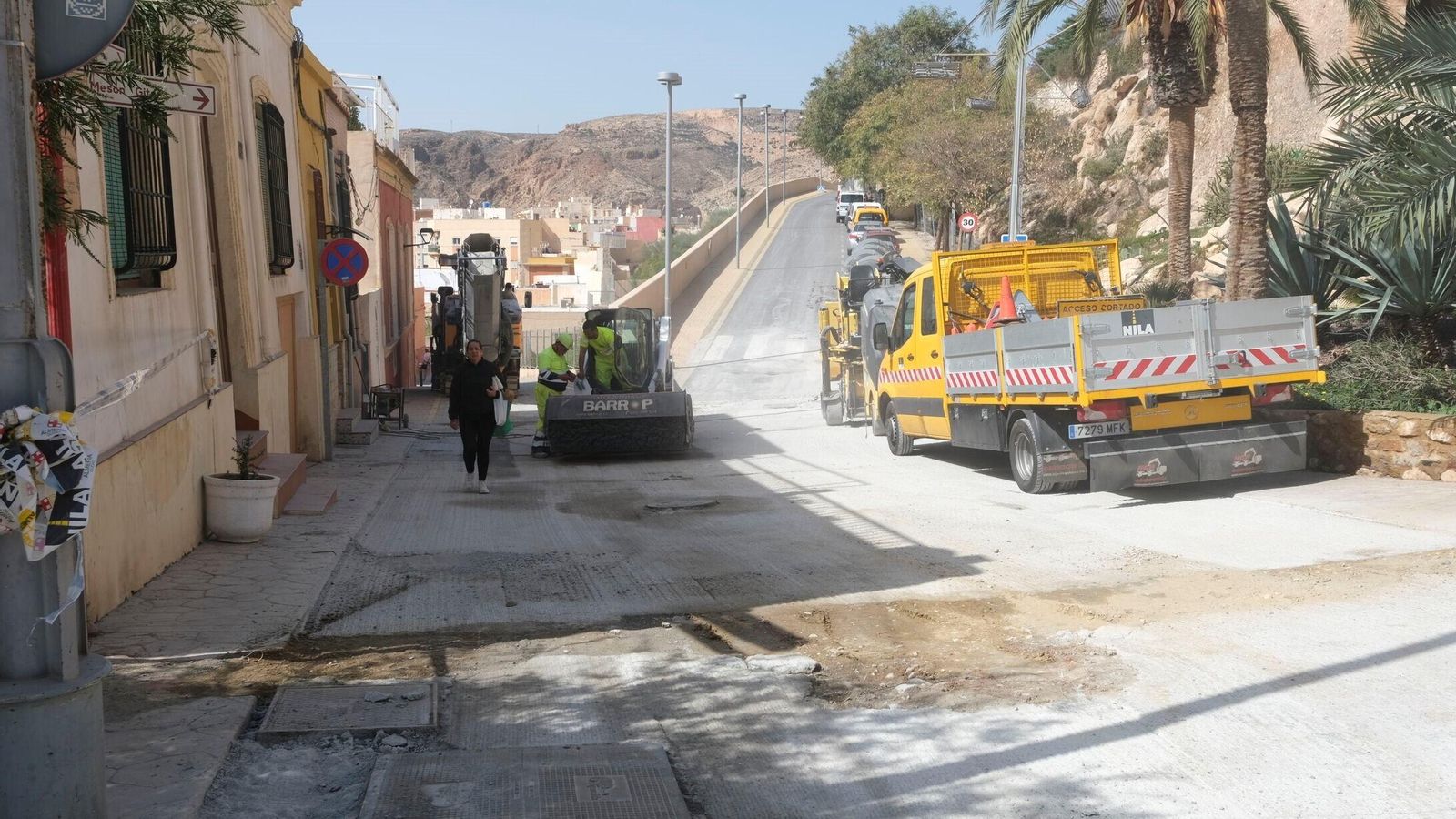 Tareas de asfalto del acceso principal a la Alcazaba.