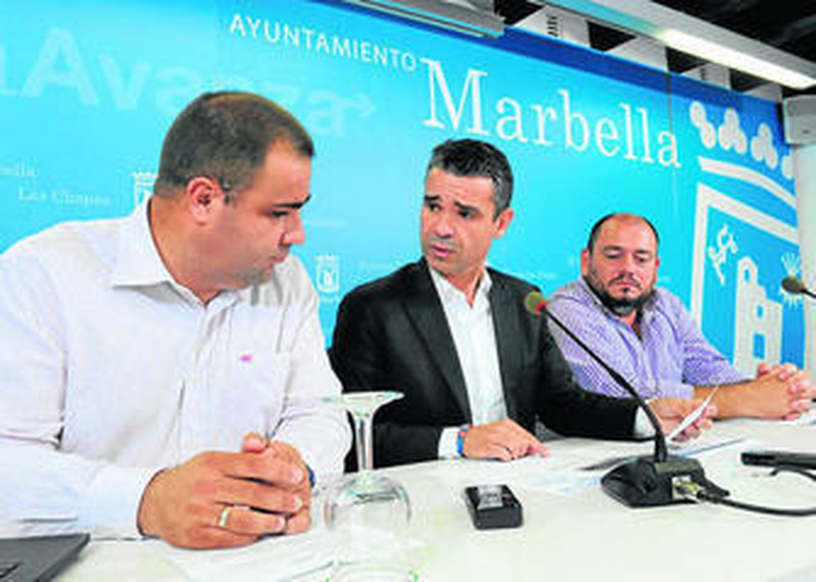 El alcalde, en el centro, durante la presentación de la web.