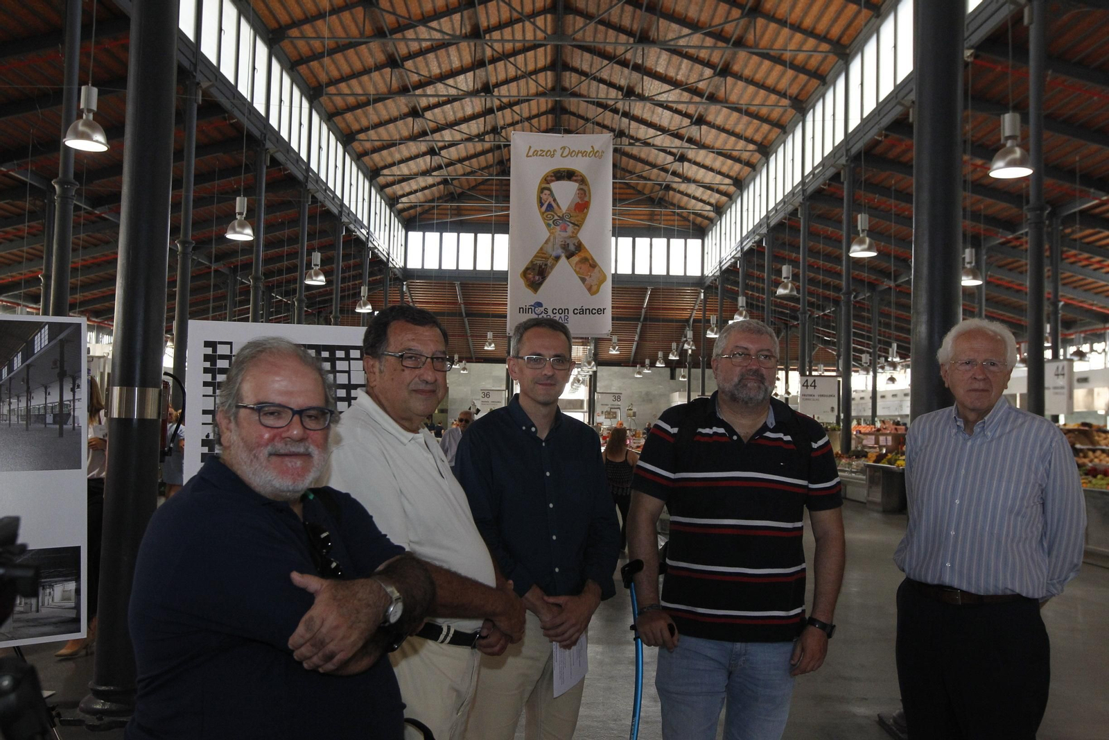 El decano del Colegio de Arquictos ha dado a conocer la solicitud de BIC en el Mercado, acompañado del arquitecto de la rehabilitación y profesionales.