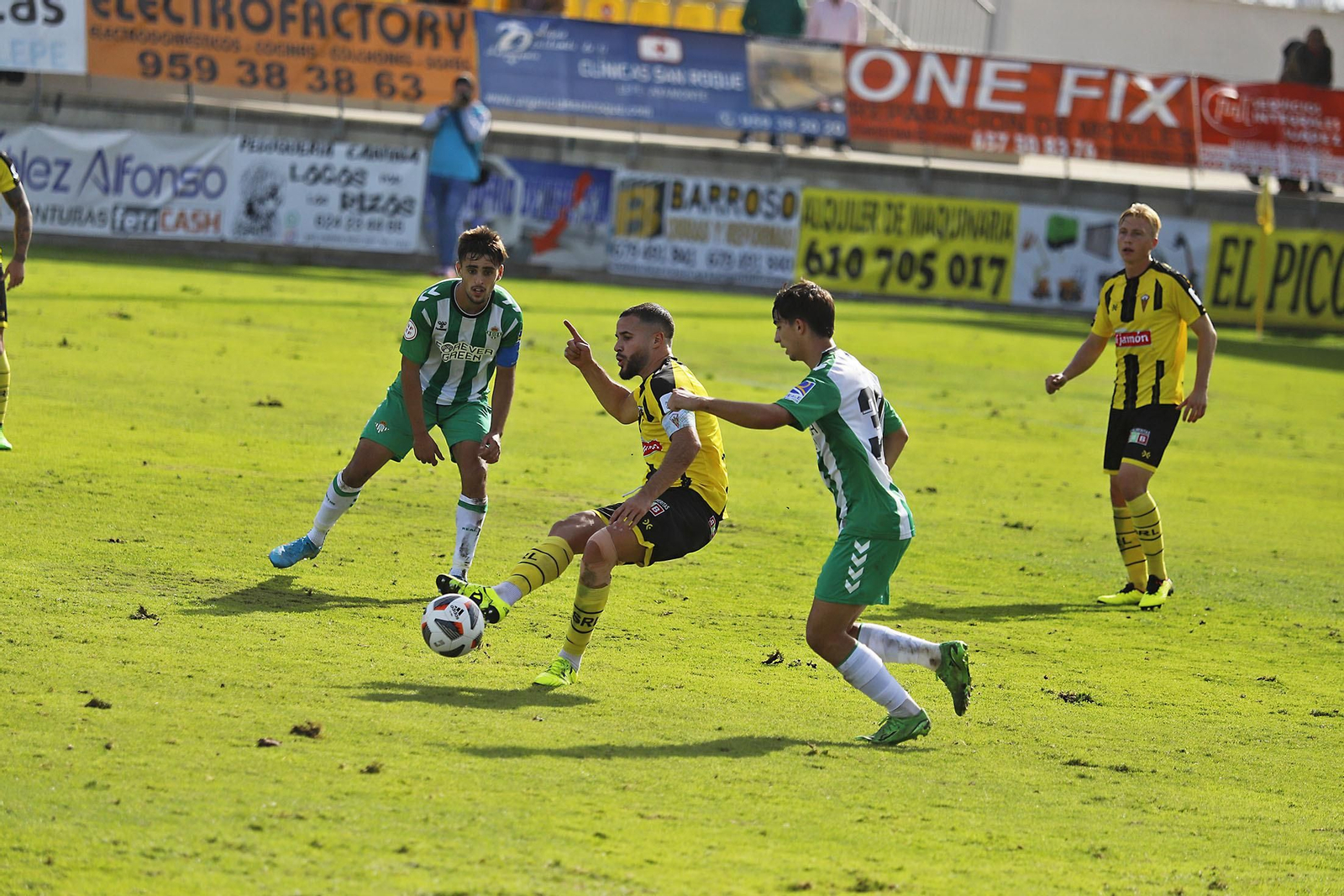 Imágenes destacadas del encuentro entre el San Roque de Lepe y Betis Deportivo