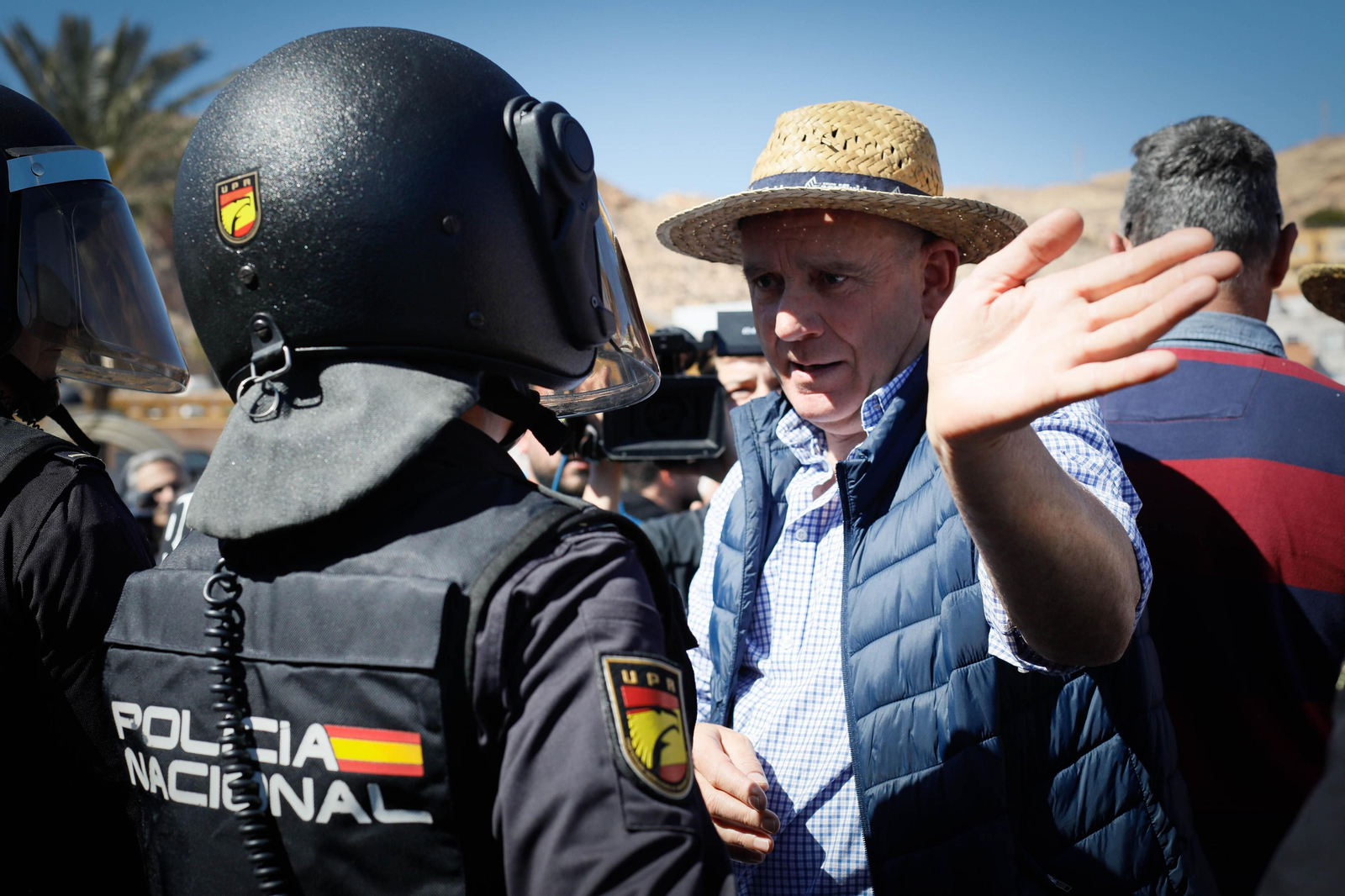Los agricultores colapsan el puerto de Almería