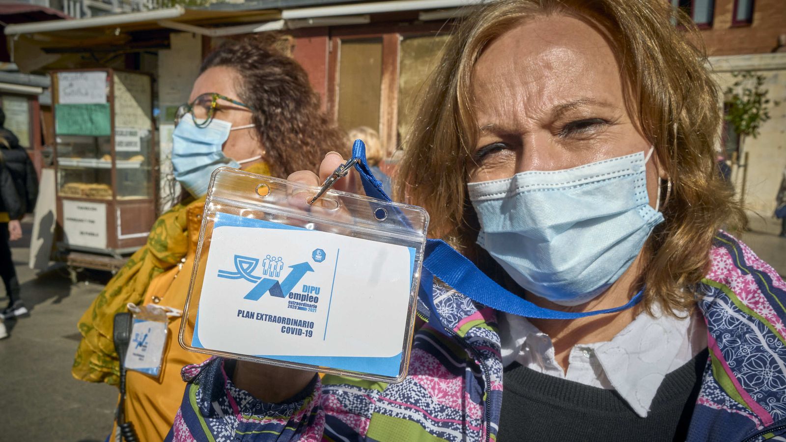 Dos mujeres que prestan su servicio como auxiliar de seguridad, este jueves junto al Mercado Central.