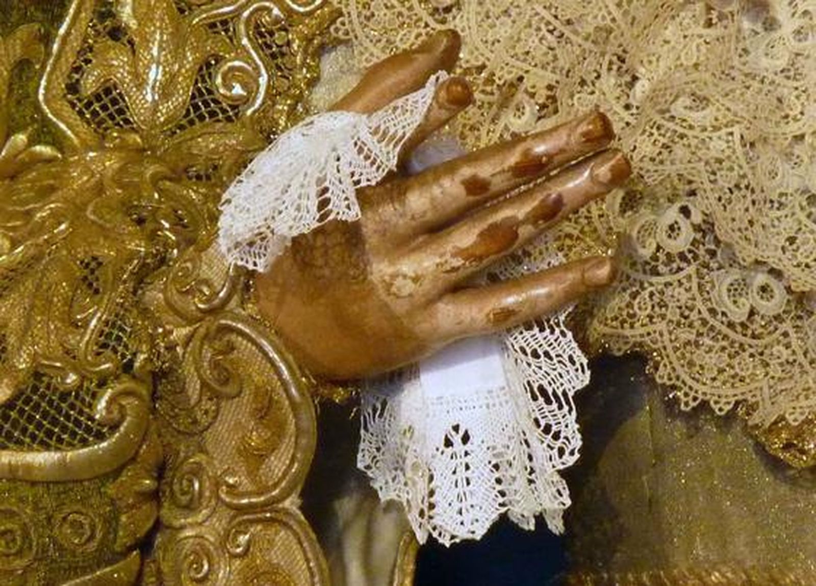 Detalle del pañuelo de la Macarena. 

Foto: Ruesga Bono