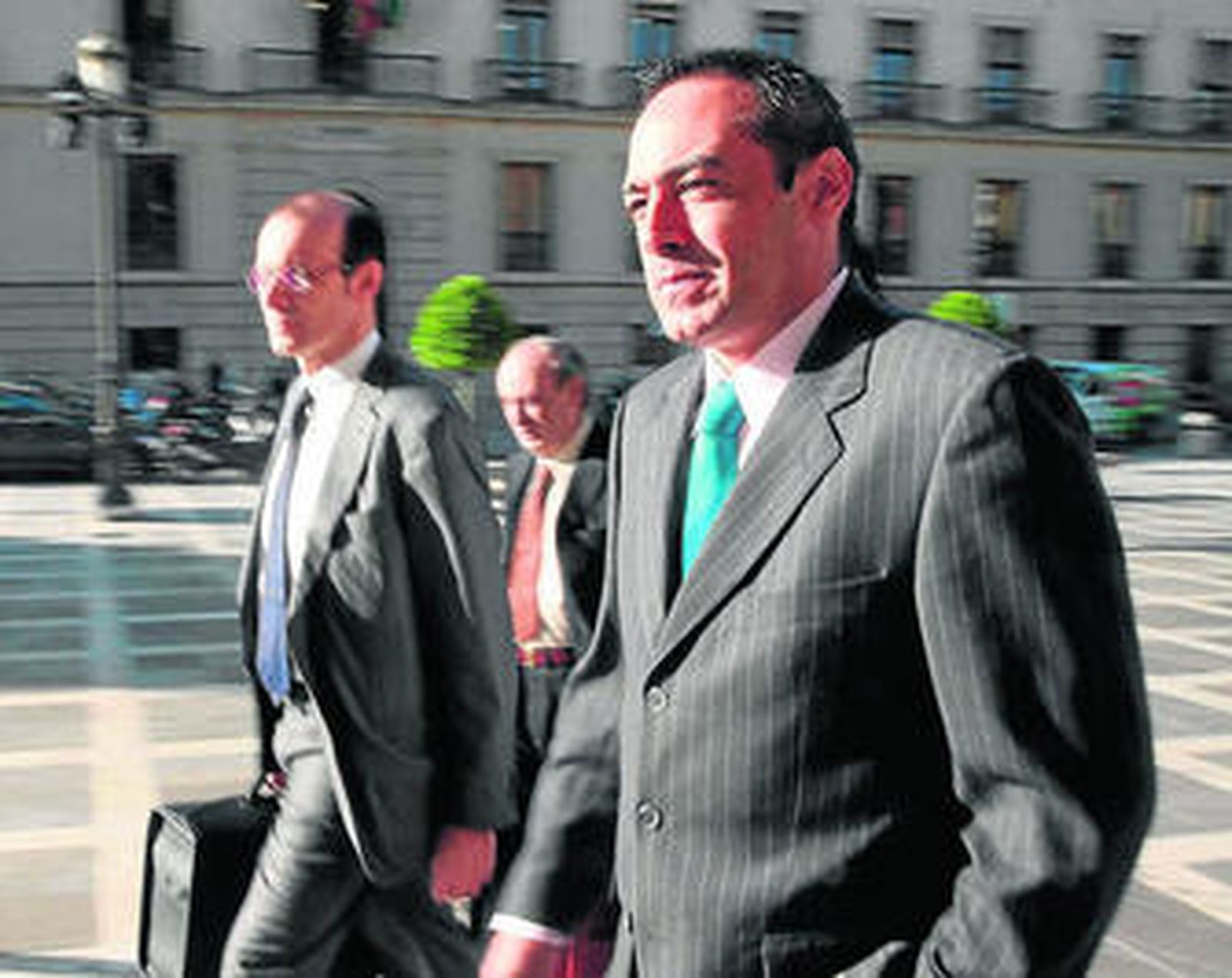 Javier de Urquía, ayer a su llegada al juicio en el TSJA.