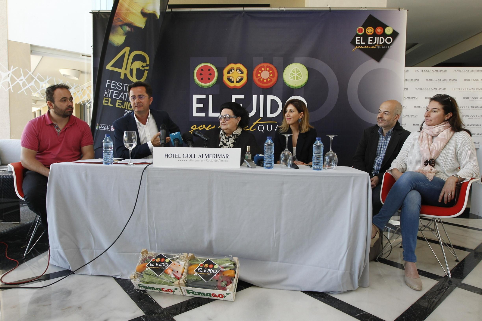 Encuentro informativo con su equipo y responsables municipales.