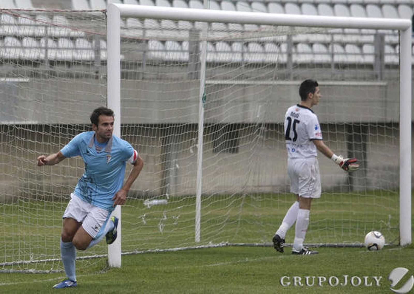 El Algeciras se aleja aún más de la zona de liguilla al perder en el Nuevo Mirador ante el San Fernando./Fotos:Erasmo Fenoy

Foto: Erasmo Fenoy