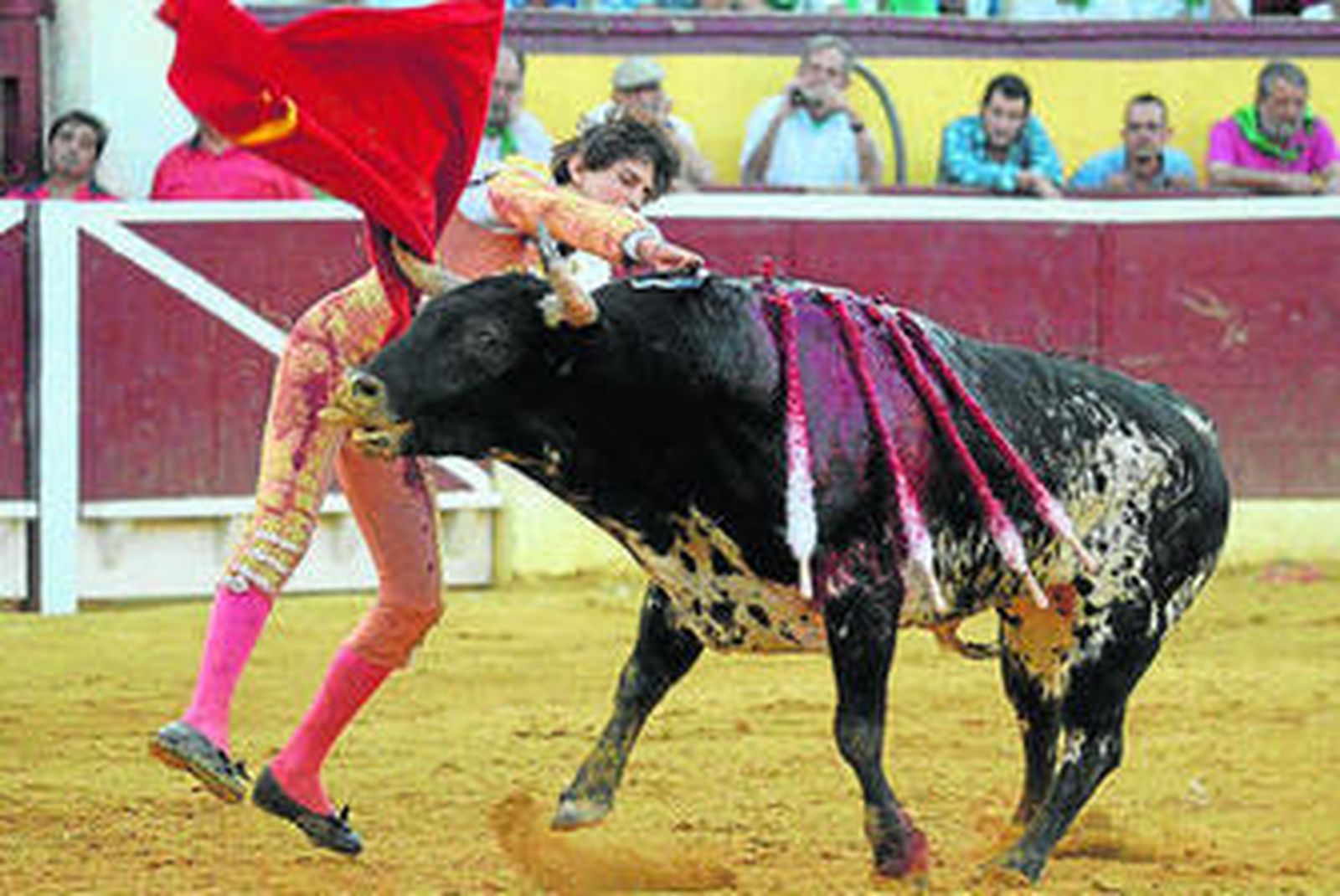 Andrés Roca Rey, en una estocada a uno de sus toros, ayer, en Huesca.