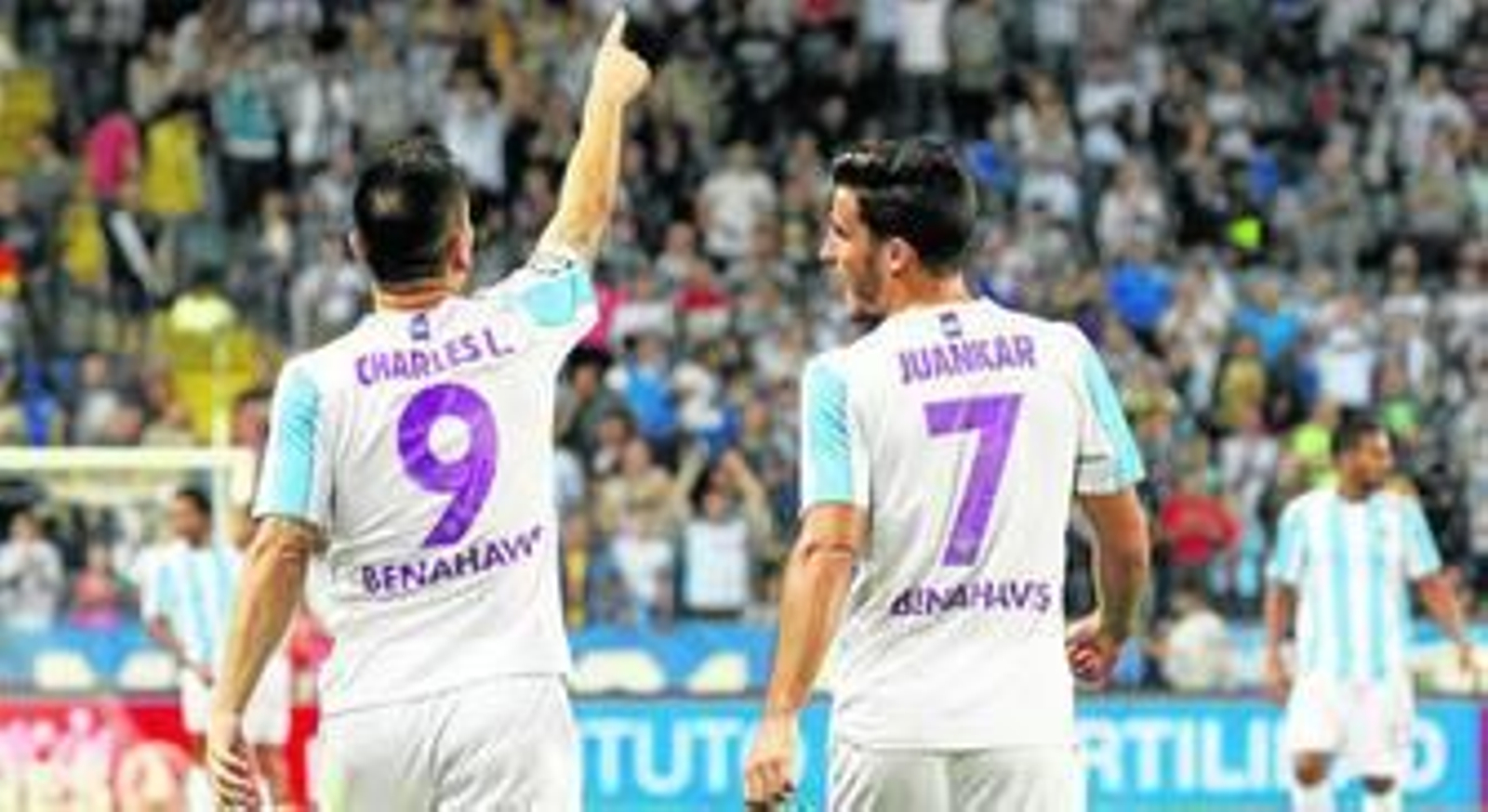 Charles y Juankar celebran uno de los goles logrados ante la Real Sociedad.