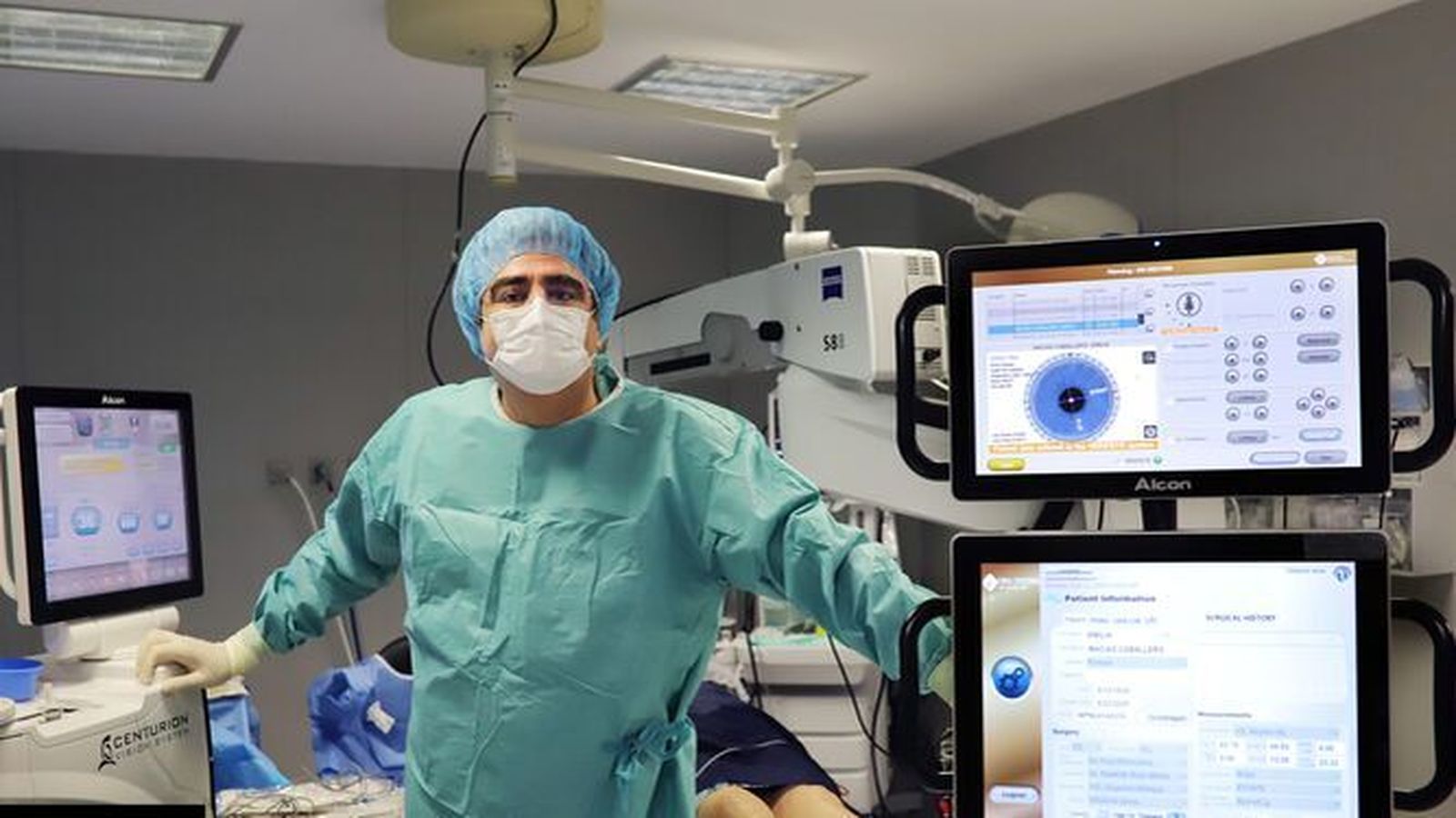 El doctor Ruiz Mesa en el quirófano de una de las clínicas Oftalvist