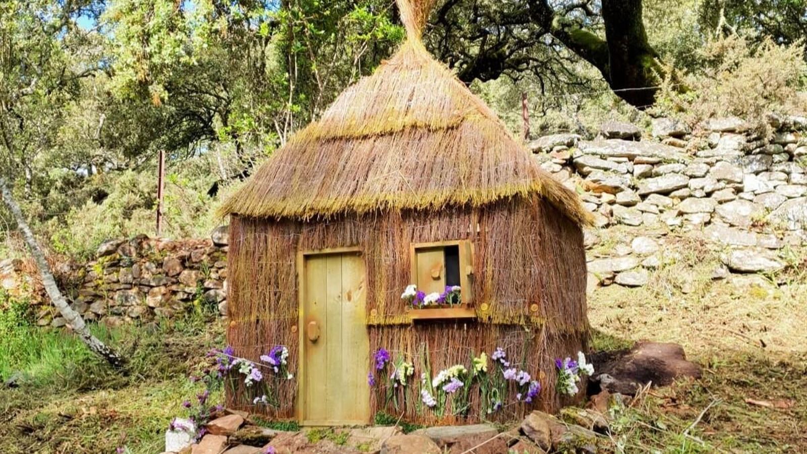 La casa de paja se encuentra de bruces al acabar la cuesta La casa de paja se encuentra de bruces al acabar la cuesta