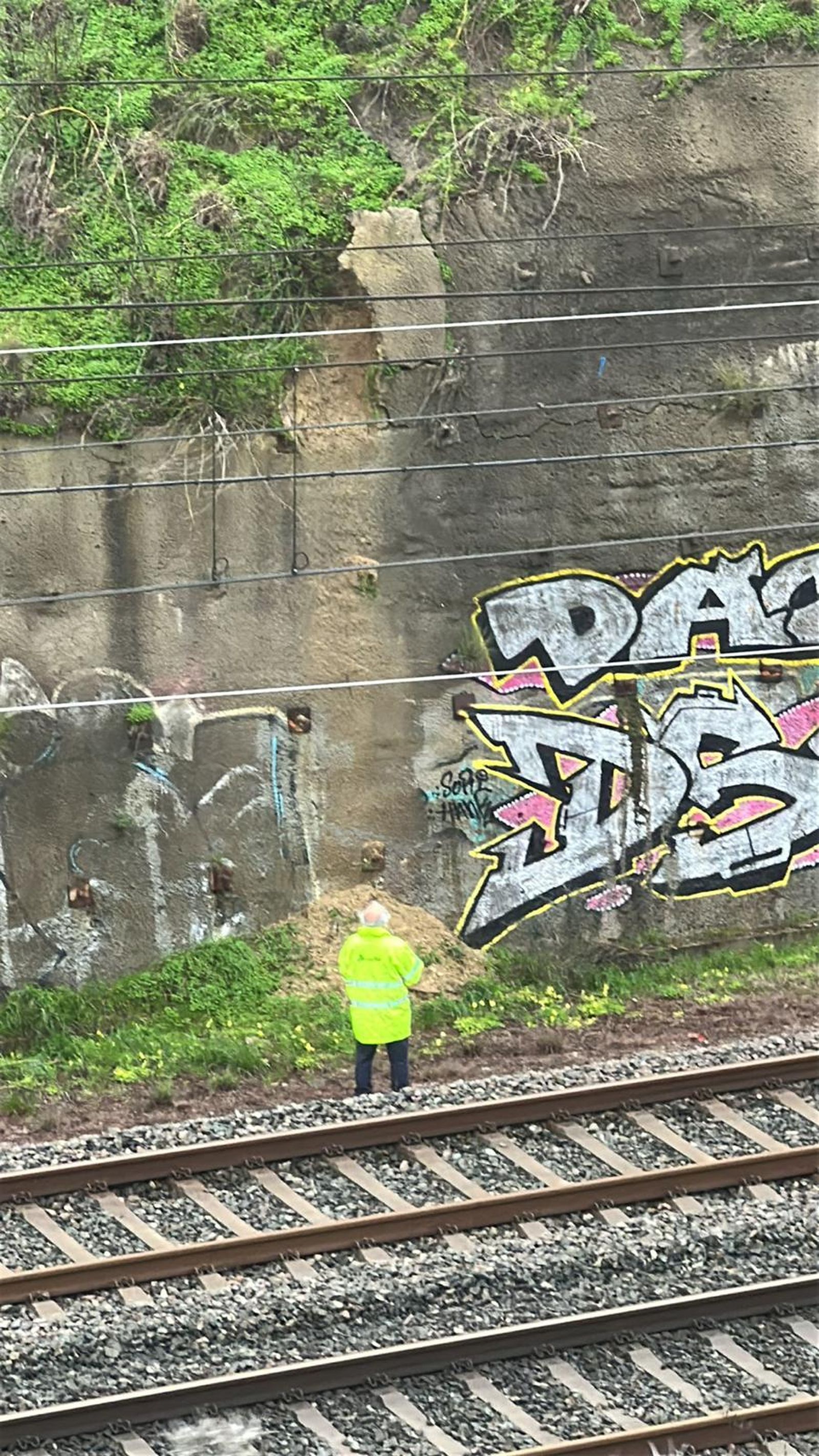 Personal de Adif inspeccionando una grieta en un talud junto al Puente de Cádiz.
