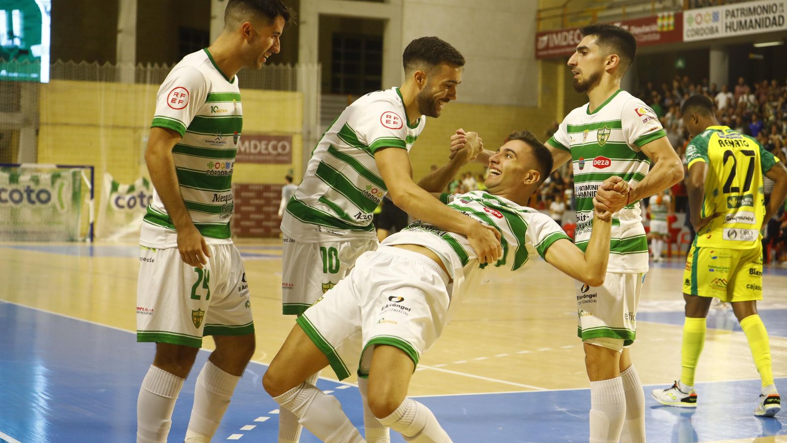 Los jugadores blanquiverdes celebran el gol de Iván.