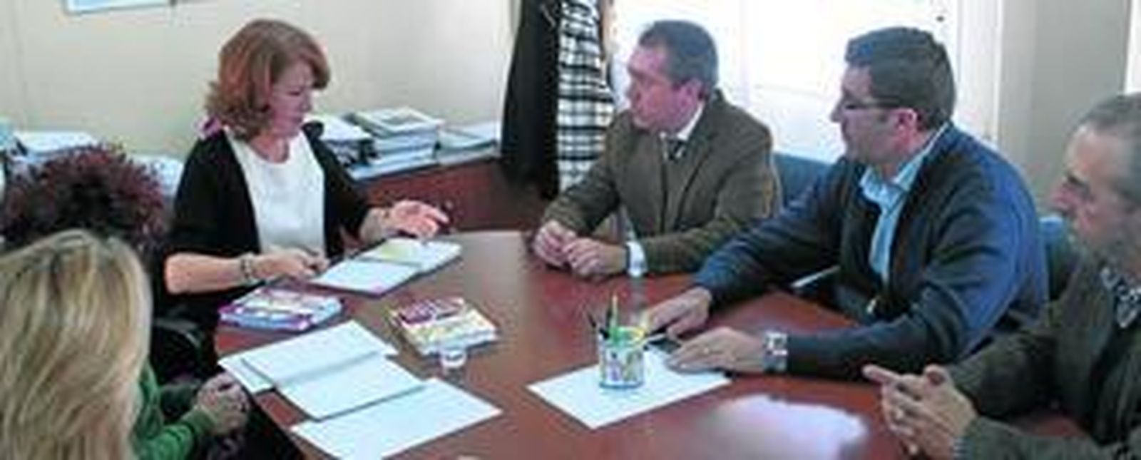 Juan Espadas y su grupo socialista en la reunión que mantuvieron en enero con la comisionada del Polígono Sur, María del Mar González.